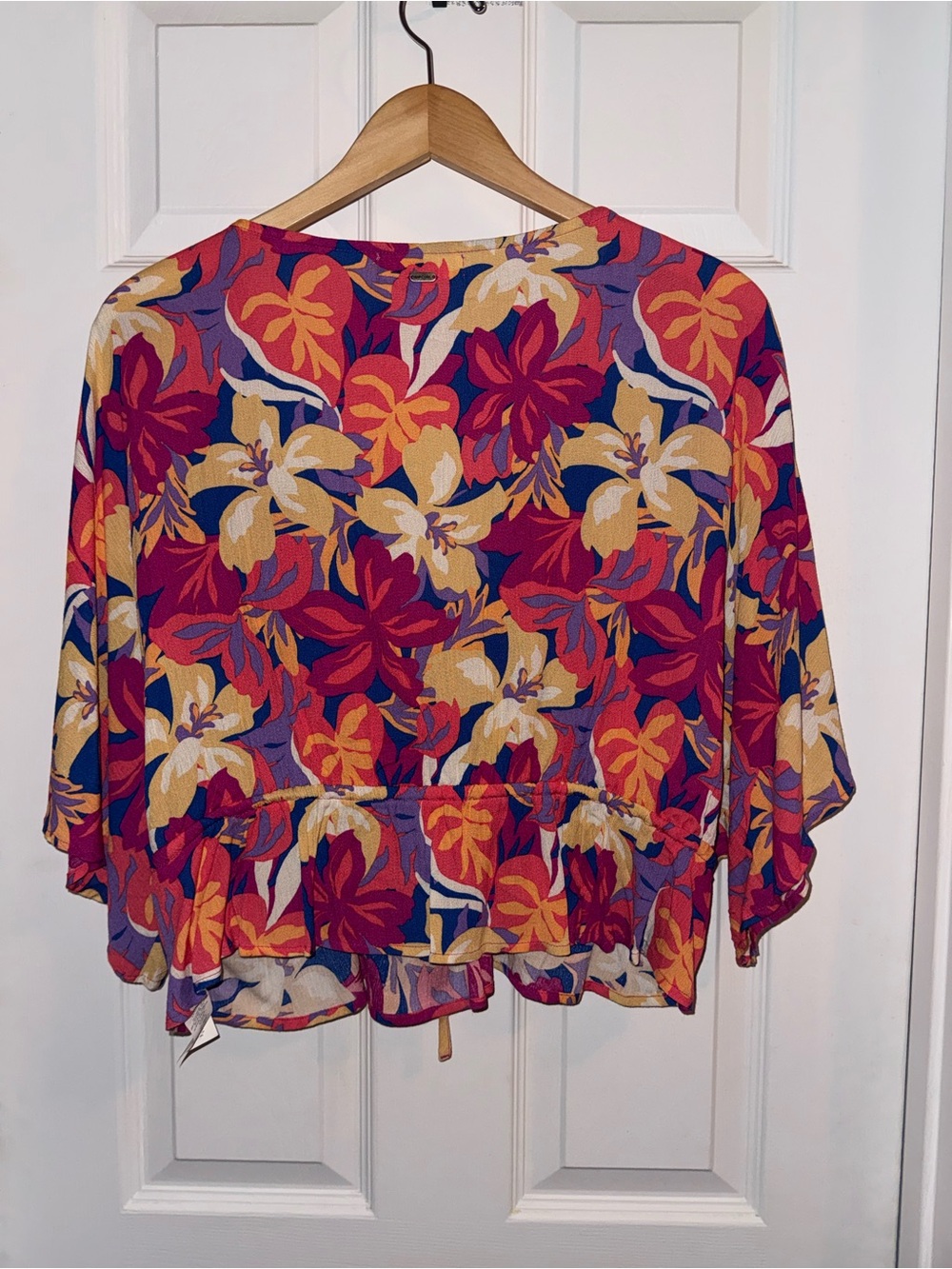 Rip Curl Pink Multi Floral V-Neck Tie-Front Crop Top - Picture 6 of 6